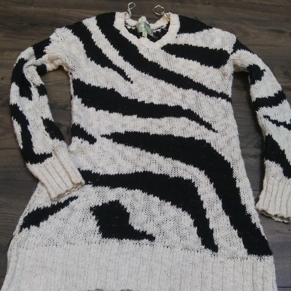 Long had knit sweater
